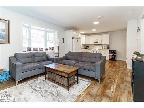 1070 592 Highway N, Emsdale, ON - Indoor Photo Showing Living Room