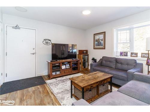 1070 592 Highway N, Emsdale, ON - Indoor Photo Showing Living Room