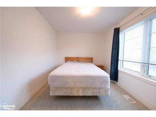 4-64 River Road E, Wasaga Beach, ON - Indoor Photo Showing Bedroom