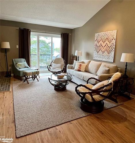 833 Suncrest Circle, Collingwood, ON - Indoor Photo Showing Living Room