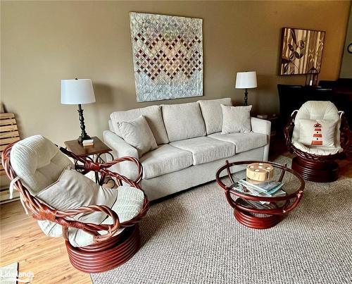 833 Suncrest Circle, Collingwood, ON - Indoor Photo Showing Living Room