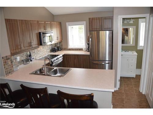 833 Suncrest Circle, Collingwood, ON - Indoor Photo Showing Kitchen With Double Sink