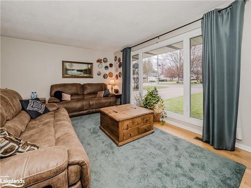 775 Sarah Street N, Gravenhurst, ON - Indoor Photo Showing Living Room