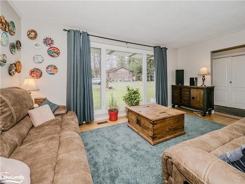 775 Sarah Street N, Gravenhurst, ON - Indoor Photo Showing Living Room