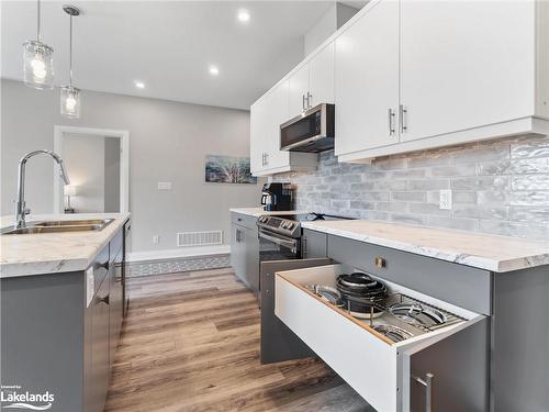 27 Jack Street, Huntsville, ON - Indoor Photo Showing Kitchen With Upgraded Kitchen