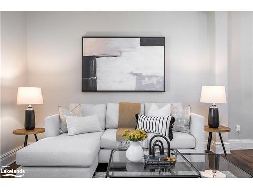 114 Cedar Street, Collingwood, ON - Indoor Photo Showing Living Room