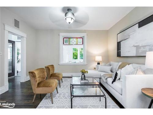 114 Cedar Street, Collingwood, ON - Indoor Photo Showing Living Room