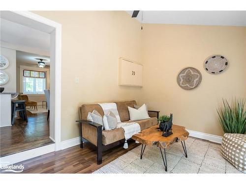 114 Cedar Street, Collingwood, ON - Indoor Photo Showing Living Room