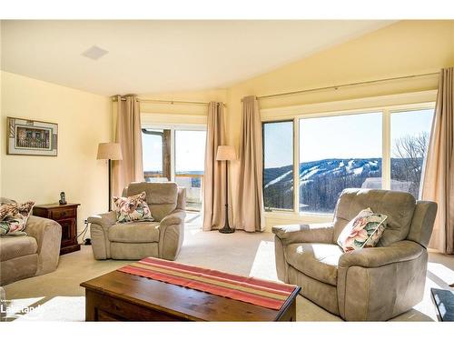 1651 County Road 124, Clearview, ON - Indoor Photo Showing Living Room