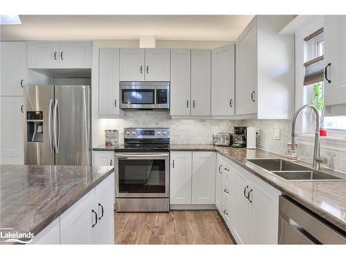 63 Spencer Street, Bracebridge, ON - Indoor Photo Showing Kitchen With Double Sink With Upgraded Kitchen