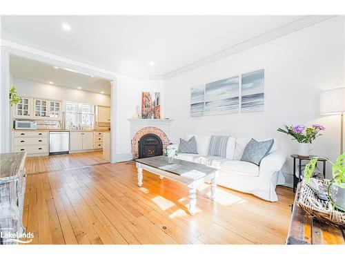 79 Mcmurray Street, Bracebridge, ON - Indoor Photo Showing Living Room