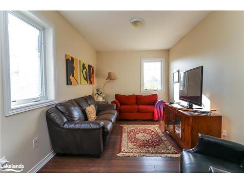 19 Mckean Crescent, Collingwood, ON - Indoor Photo Showing Living Room