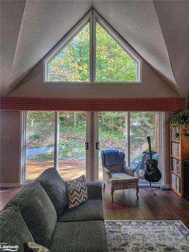 44 Fairways Court, Bracebridge, ON - Indoor Photo Showing Living Room