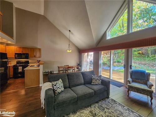 44 Fairways Court, Bracebridge, ON - Indoor Photo Showing Living Room