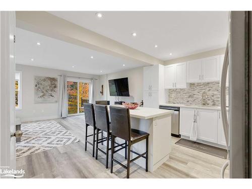 33 Nicole Park Court, Bracebridge, ON - Indoor Photo Showing Kitchen With Upgraded Kitchen