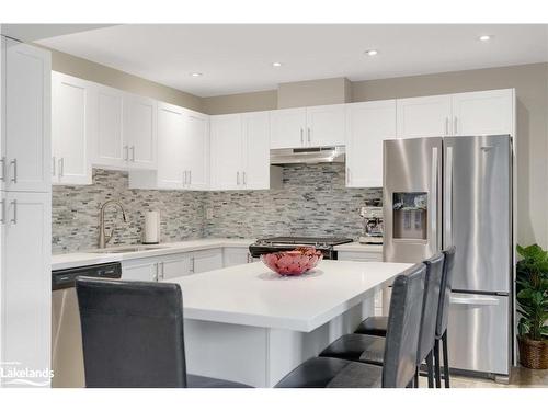 33 Nicole Park Court, Bracebridge, ON - Indoor Photo Showing Kitchen With Stainless Steel Kitchen With Upgraded Kitchen