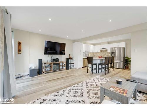 33 Nicole Park Court, Bracebridge, ON - Indoor Photo Showing Living Room