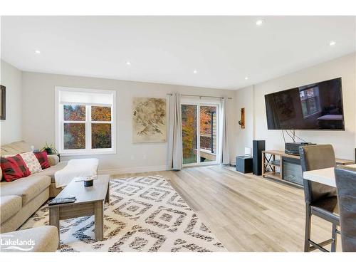 33 Nicole Park Court, Bracebridge, ON - Indoor Photo Showing Living Room