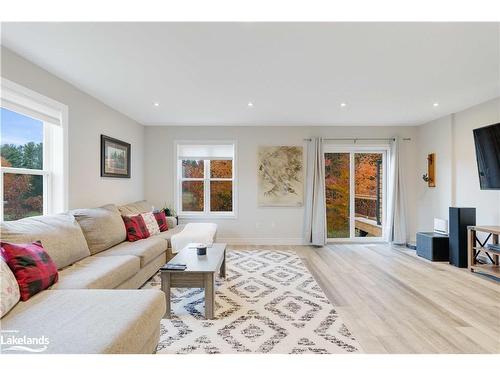 33 Nicole Park Court, Bracebridge, ON - Indoor Photo Showing Living Room