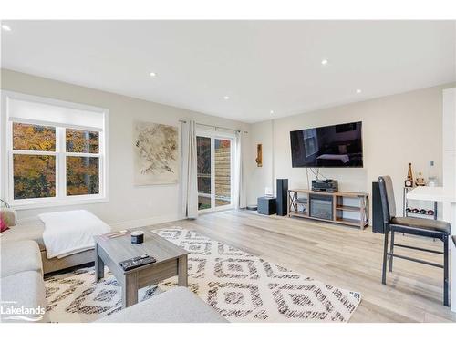 33 Nicole Park Court, Bracebridge, ON - Indoor Photo Showing Living Room