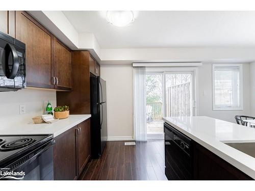 15-37 Silver Street, Huntsville, ON - Indoor Photo Showing Kitchen