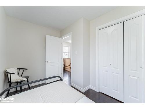 15-37 Silver Street, Huntsville, ON - Indoor Photo Showing Bedroom