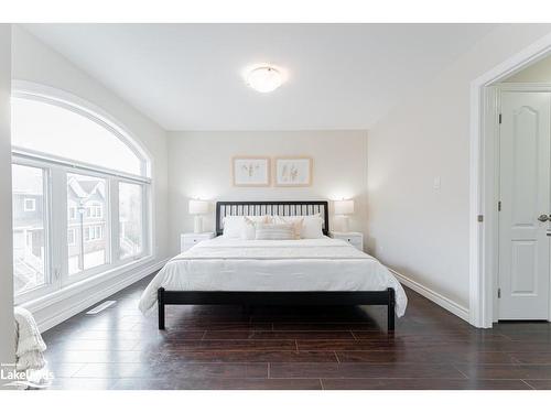 15-37 Silver Street, Huntsville, ON - Indoor Photo Showing Bedroom