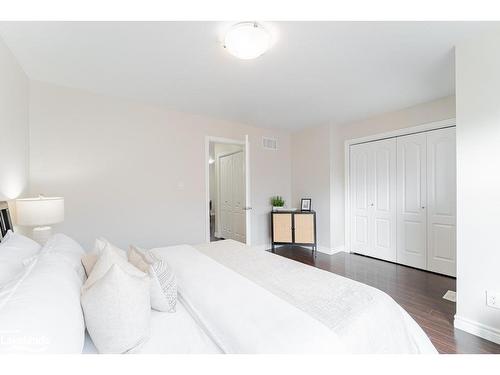 15-37 Silver Street, Huntsville, ON - Indoor Photo Showing Bedroom