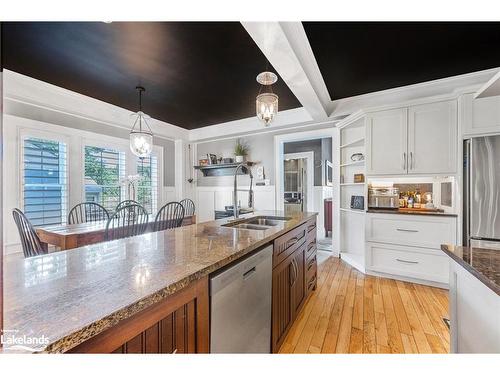 7597 County 9 Road, Clearview, ON - Indoor Photo Showing Kitchen With Double Sink