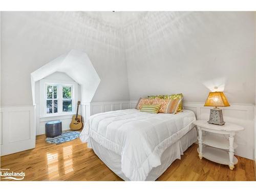 7597 County 9 Road, Clearview, ON - Indoor Photo Showing Bedroom