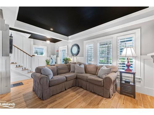 7597 County 9 Road, Clearview, ON - Indoor Photo Showing Living Room