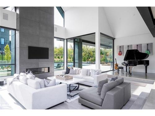 112 Stone Zack Lane, Clarksburg, ON - Indoor Photo Showing Living Room