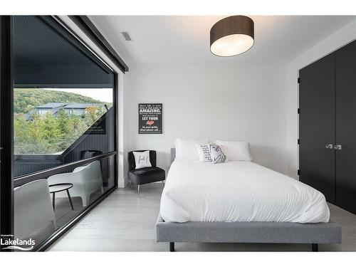 112 Stone Zack Lane, Clarksburg, ON - Indoor Photo Showing Bedroom