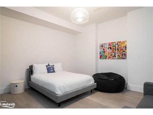 112 Stone Zack Lane, Clarksburg, ON - Indoor Photo Showing Bedroom