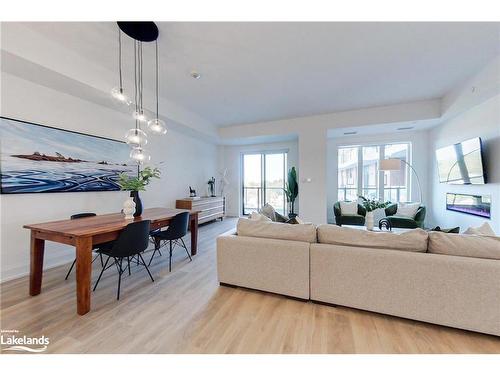 525-1 Hume Street, Collingwood, ON - Indoor Photo Showing Living Room