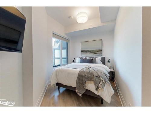 525-1 Hume Street, Collingwood, ON - Indoor Photo Showing Bedroom