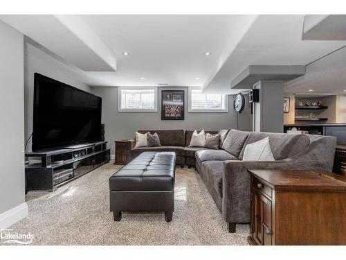 3580 Linda Street, Innisfil, ON - Indoor Photo Showing Living Room