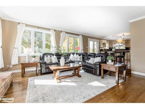 3580 Linda Street, Innisfil, ON - Indoor Photo Showing Living Room