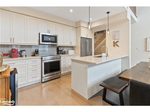 22 Emerson Mews, Collingwood, ON - Indoor Photo Showing Kitchen With Upgraded Kitchen