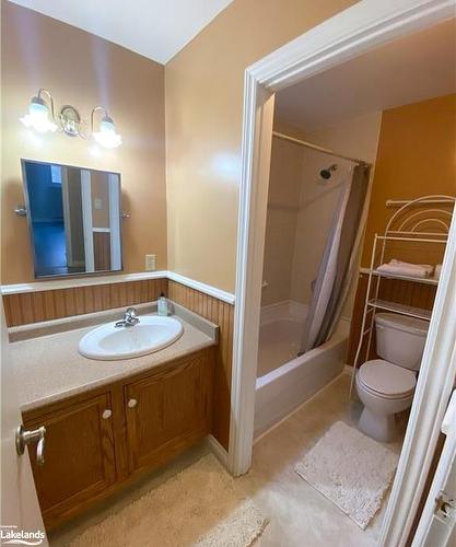 6-26 Herman Avenue, Huntsville, ON - Indoor Photo Showing Bathroom