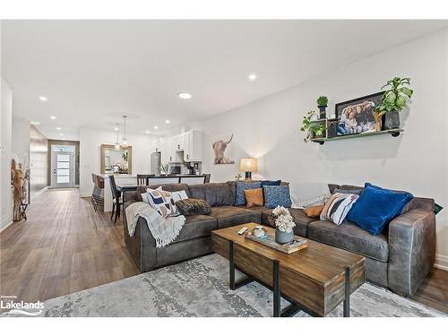 49 Jack Street, Huntsville, ON - Indoor Photo Showing Living Room