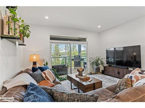 49 Jack Street, Huntsville, ON - Indoor Photo Showing Living Room