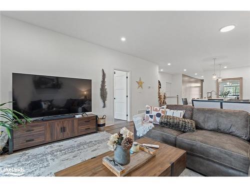 49 Jack Street, Huntsville, ON - Indoor Photo Showing Living Room