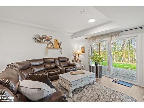 49 Jack Street, Huntsville, ON - Indoor Photo Showing Living Room