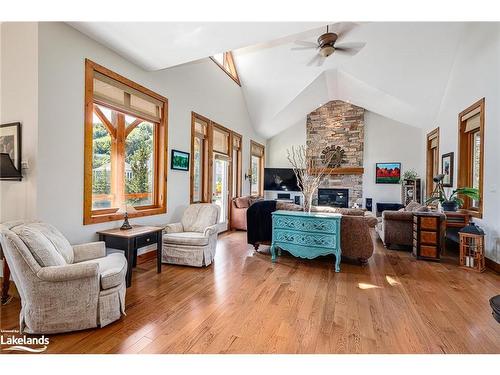 132 Venture Boulevard, The Blue Mountains, ON - Indoor Photo Showing Living Room