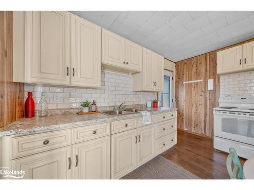 534 Hurdville Rd, Mckellar, ON - Indoor Photo Showing Kitchen With Double Sink