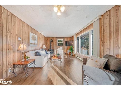 534 Hurdville Rd, Mckellar, ON - Indoor Photo Showing Living Room