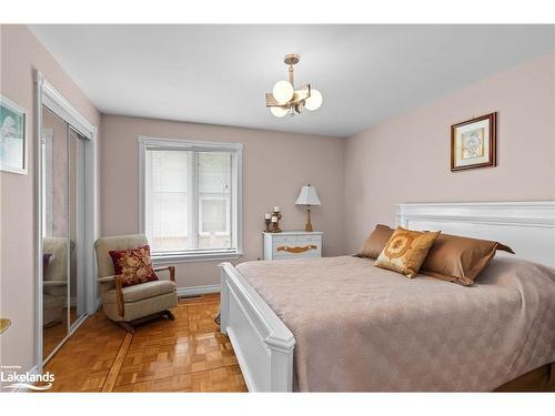 49 32Nd Street N, Wasaga Beach, ON - Indoor Photo Showing Bedroom