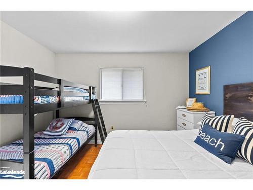 49 32Nd Street N, Wasaga Beach, ON - Indoor Photo Showing Bedroom