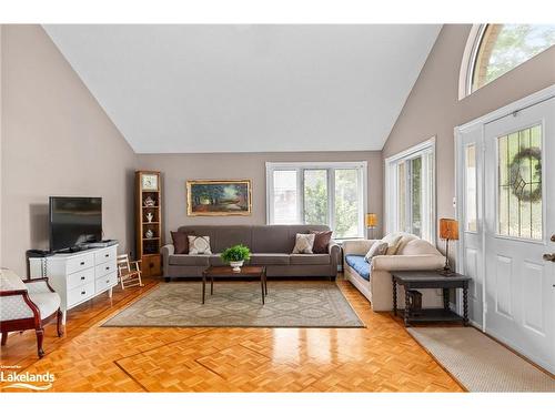 49 32Nd Street N, Wasaga Beach, ON - Indoor Photo Showing Living Room